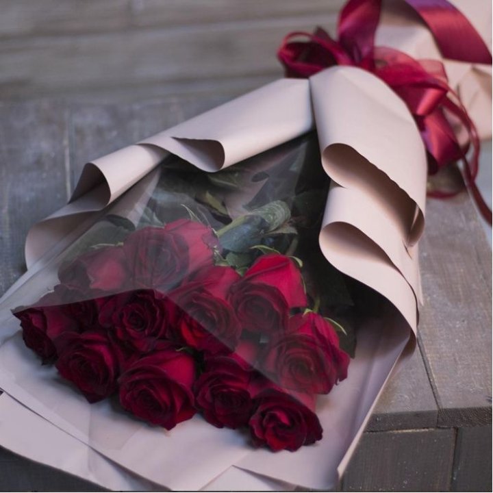 11 голландских роз в оформлении в Нальчике