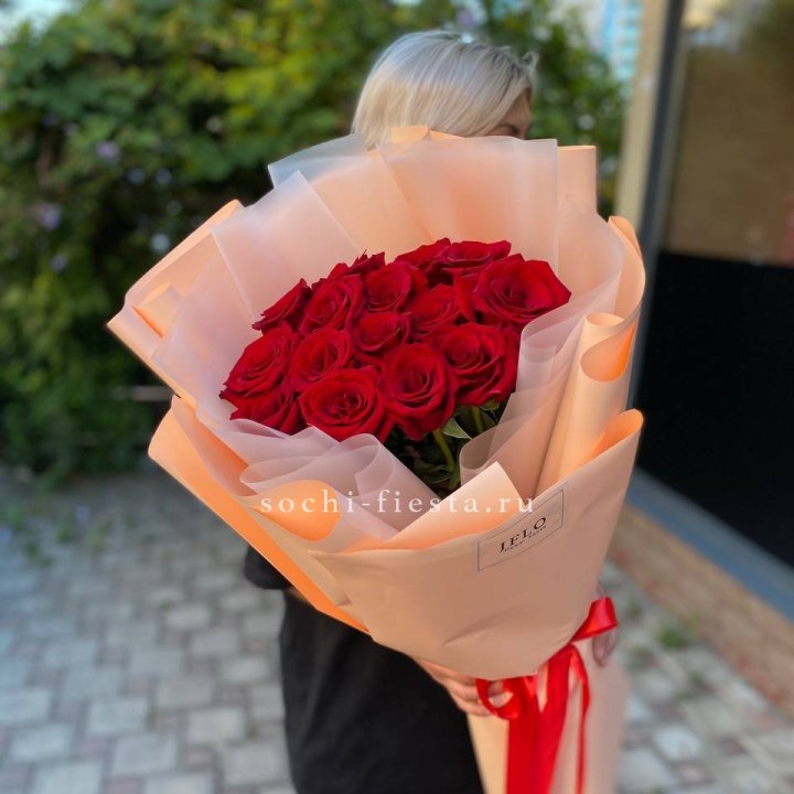 15 голландских роз в оформлении в Нальчике