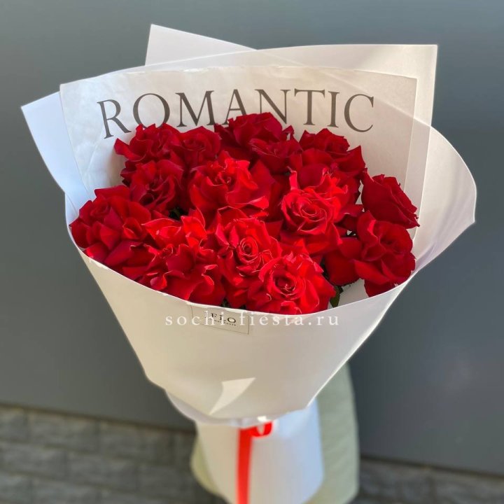 19 высоких роз в оформлении в Нальчике
