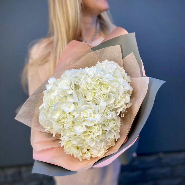 Букет из трёх белых гортензий в Нальчике
