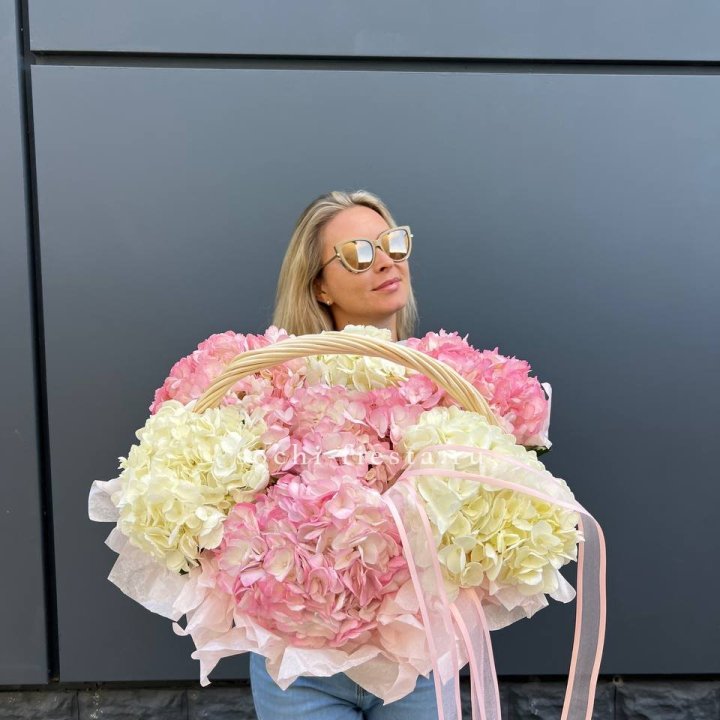 7 гортензий в корзине в Нальчике