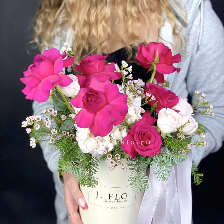 Новогодняя композиция в коробке пинк розе в Нальчике