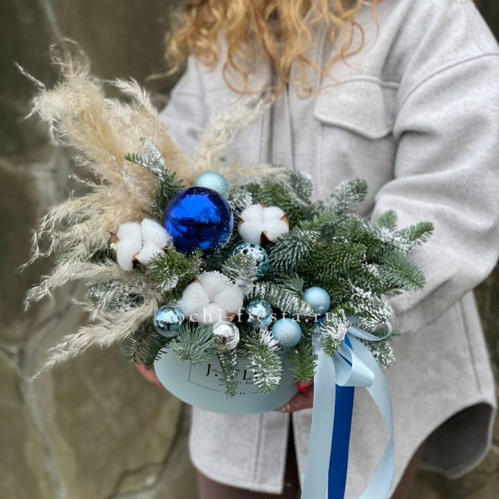 Новогодняя композиция в коробке блю в Нальчике