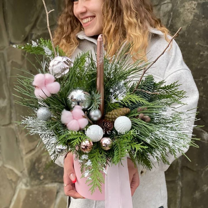 Новогодняя композиция в коробке пинк в Нальчике