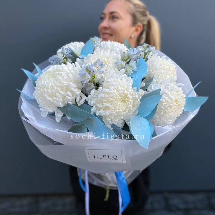 Букет хризантем Бигуди и дельфиниума  в Нальчике