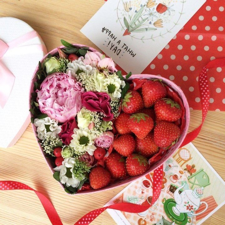 Бокс с клубникой и цветами в Нальчике