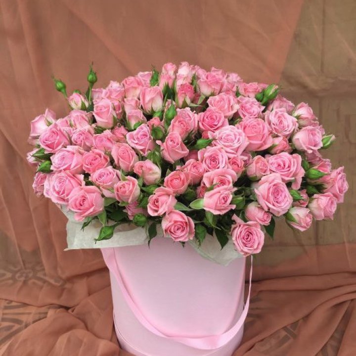 Кустовые розы в коробке в Нальчике