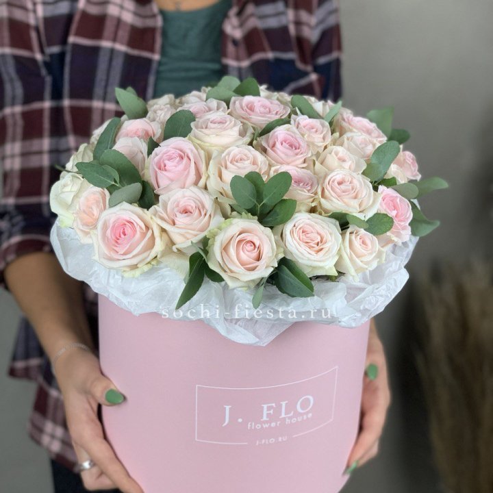 35 розовых роз в цилиндре в Нальчике