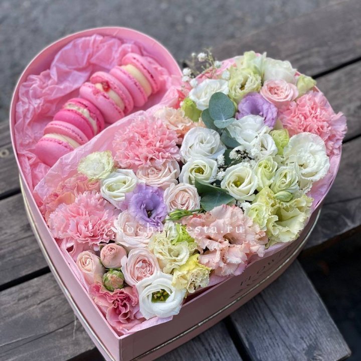 Бокс-сердце с макарон "Пинк" в Нальчике