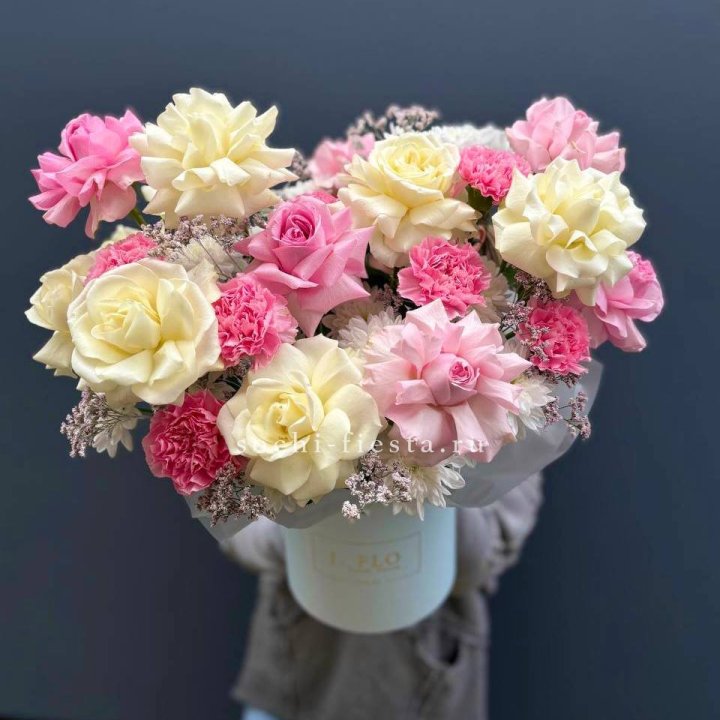 Коробка французских роз и диантусов "Бони" в Нальчике