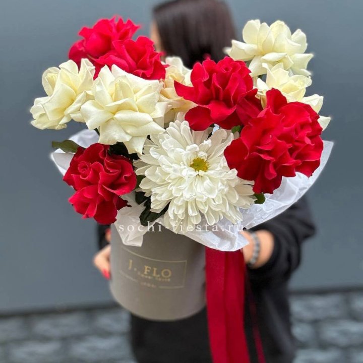 Французские розы с хризантемой в боксе в Нальчике