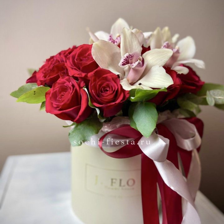 Розы и орхидеи в боксе в Нальчике