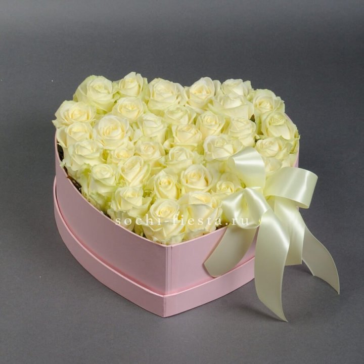 35 белых роз в коробке "Сердце" в Нальчике