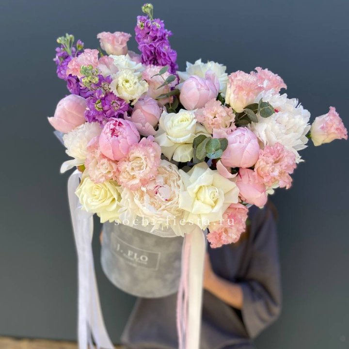 Дизайнерский цилиндр с пионами "Ривьера" в Нальчике