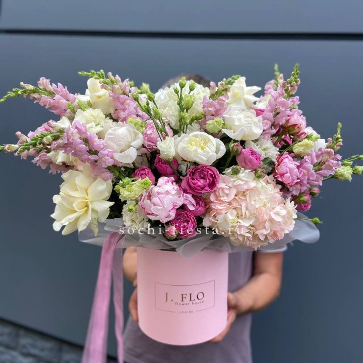 Дизайнерский цилиндр с пионами "Саманта" в Нальчике