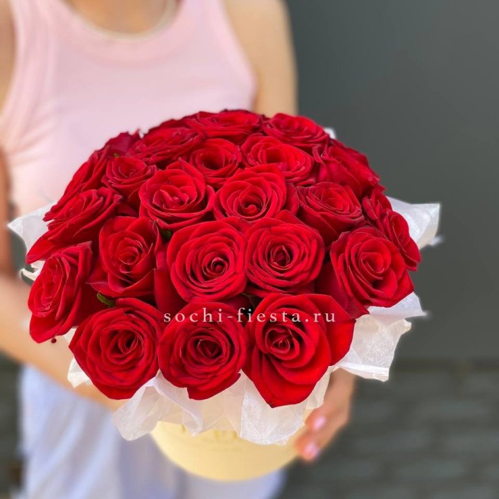 Красные розы в цилиндре в Нальчике
