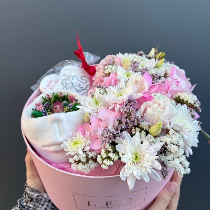 Цветы и свеча в коробке в Нальчике