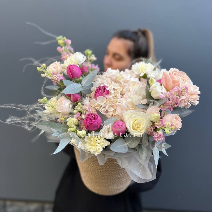 Цветочная композиция в джутовом боксе  в Нальчике