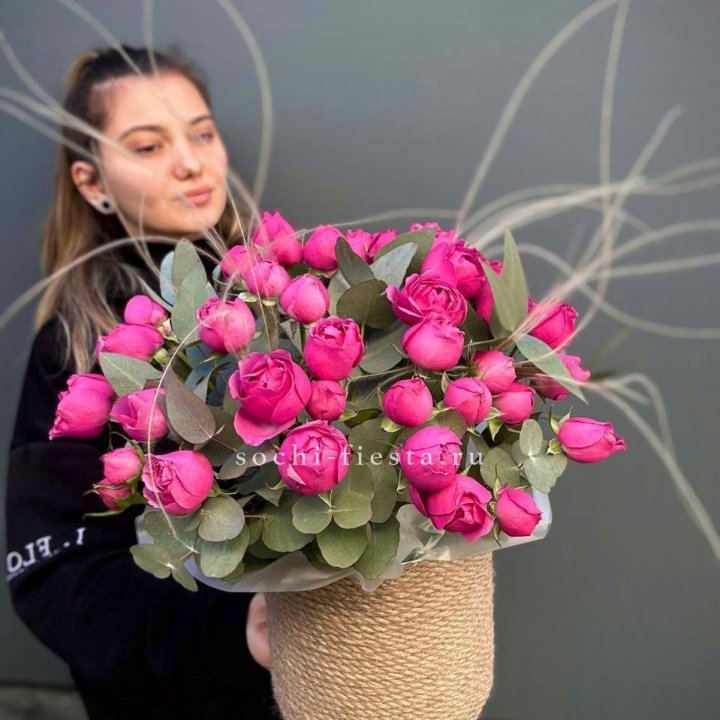 Пионовидные розы Мисти Бабблс в джутовом кашпо в Нальчике