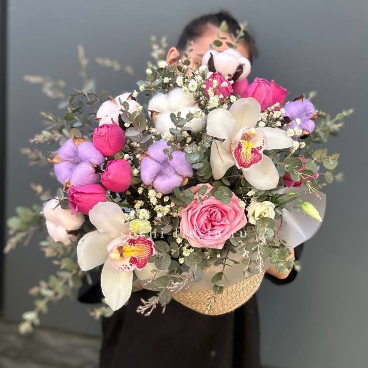 Орхидея и розы в джутовом кашпо в Нальчике