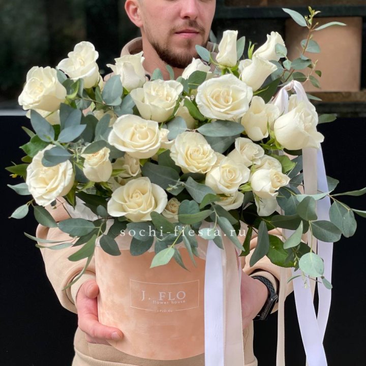 41 белая роз в бархатном боксе в Нальчике