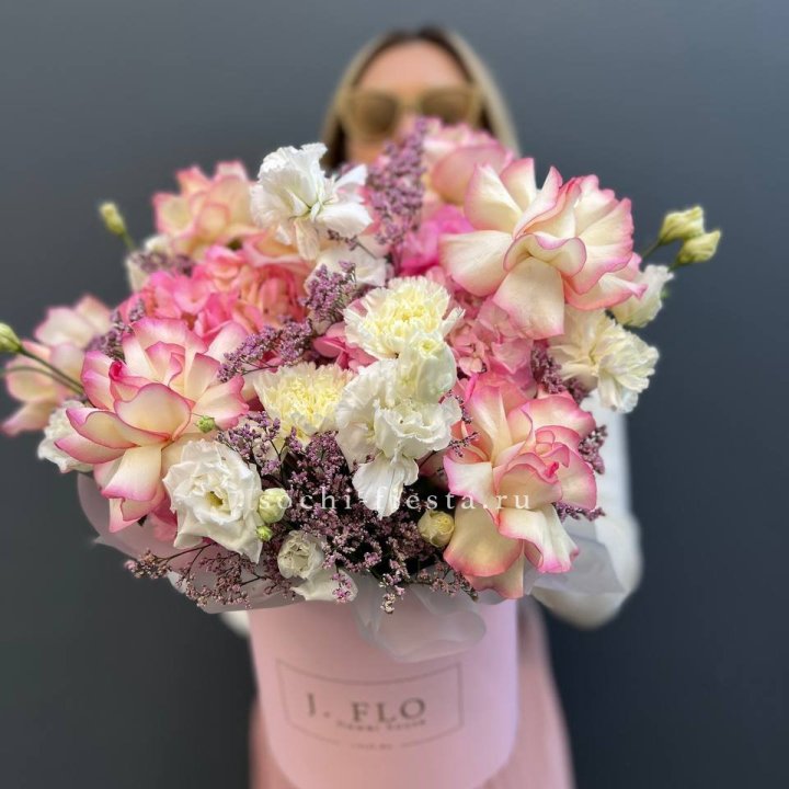 Цветочная композиция "Глория" в боксе в Нальчике