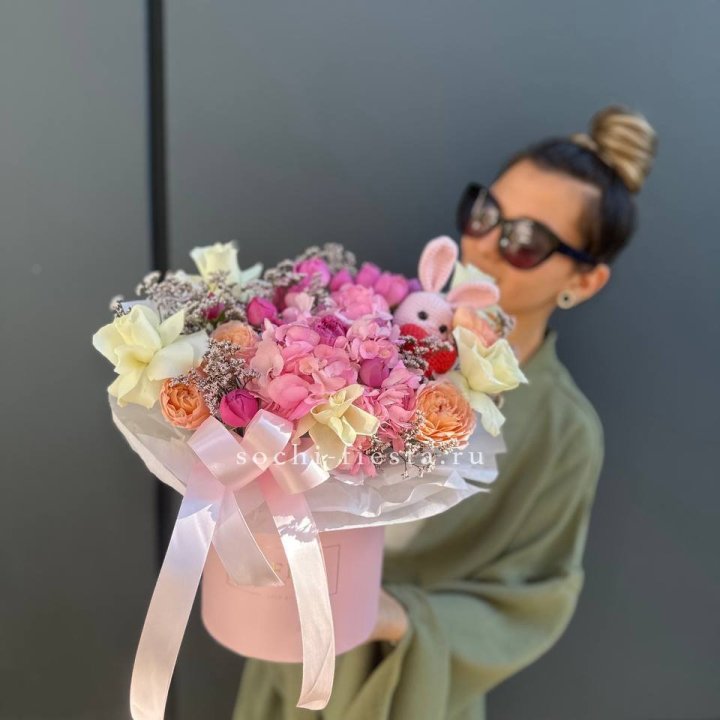 Дизайнерский цилиндр с игрушкой "Лола" в Нальчике