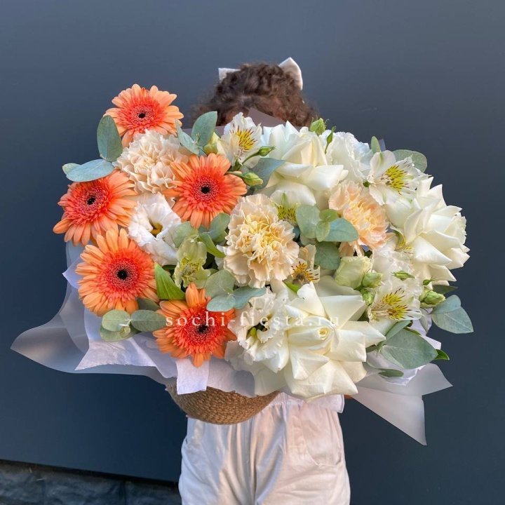 Розы и герберы в джутовом кашпо "Георгино" в Нальчике