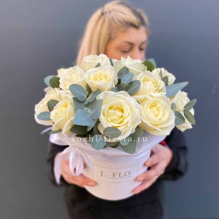 15 белых роз в боксе в Нальчике