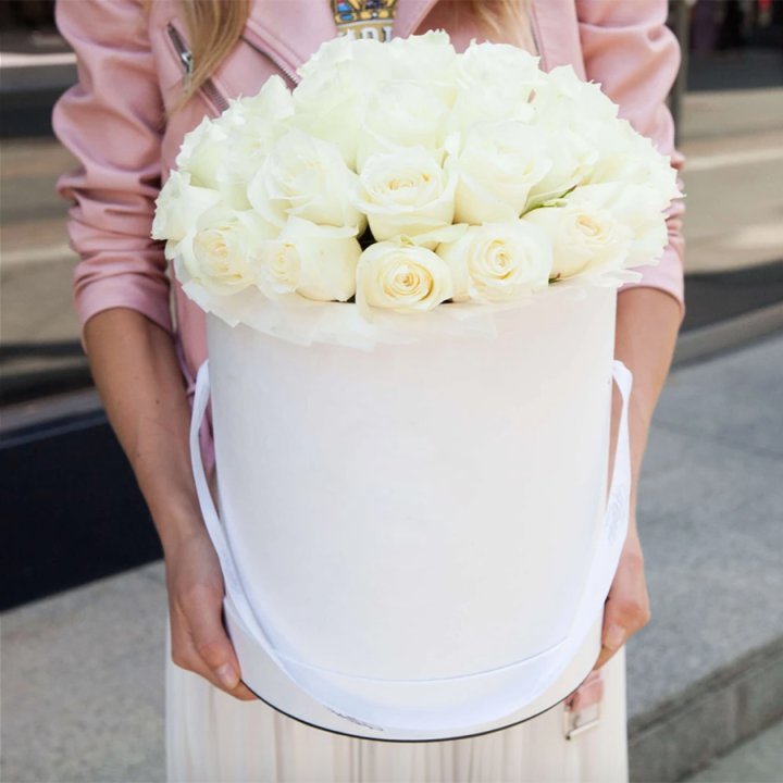 35 белых роз в цилиндре в Нальчике