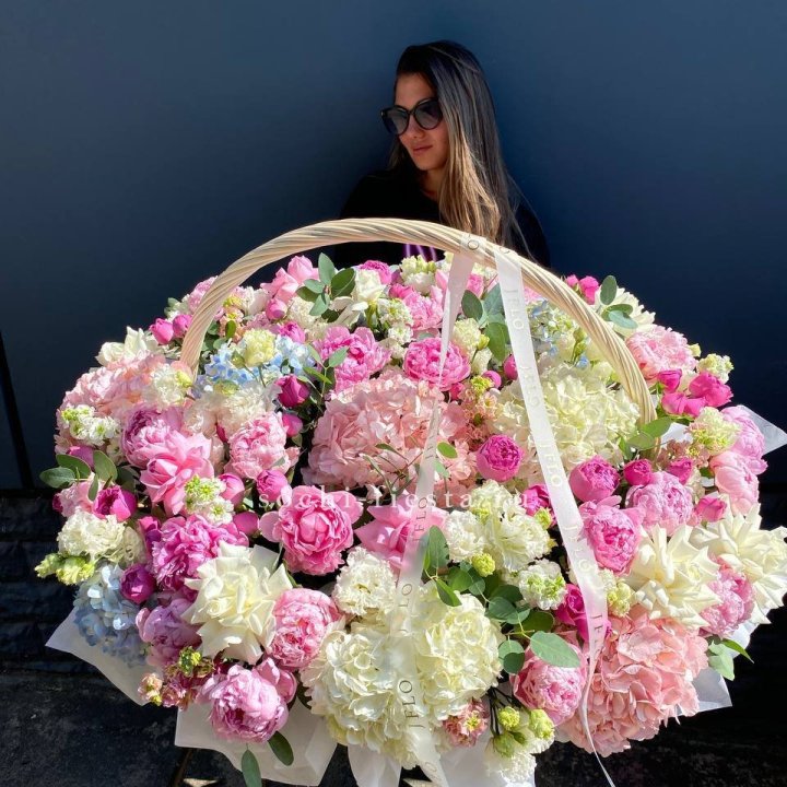 Цветочная корзина из пионов и пионовидных роз "Перфекте" в Нальчике