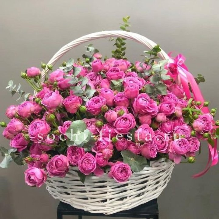 65 пионовидных кустовых роз в корзине в Нальчике