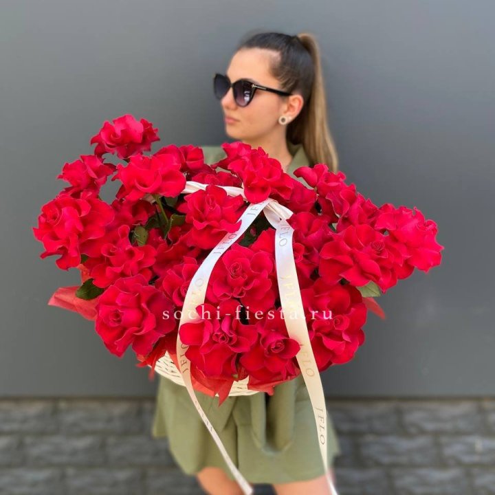 Красные французские розы в корзине в Нальчике