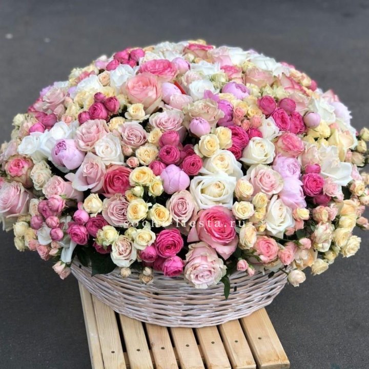 Цветочная корзина из пионов и пионовидных роз "Юниверсити" в Нальчике