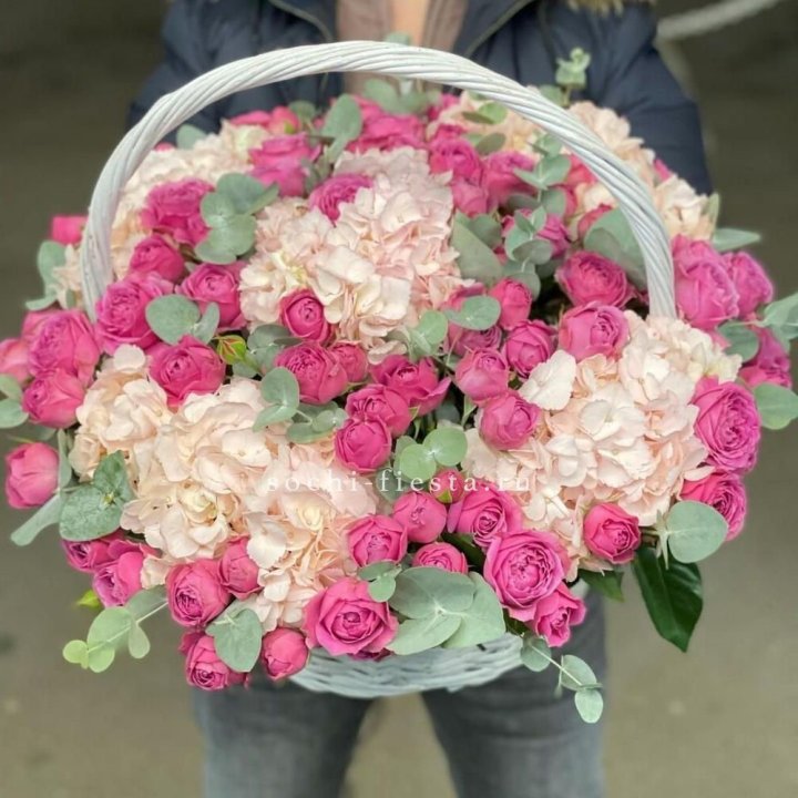 Корзина с гортензией и Мисти Баблс в Нальчике