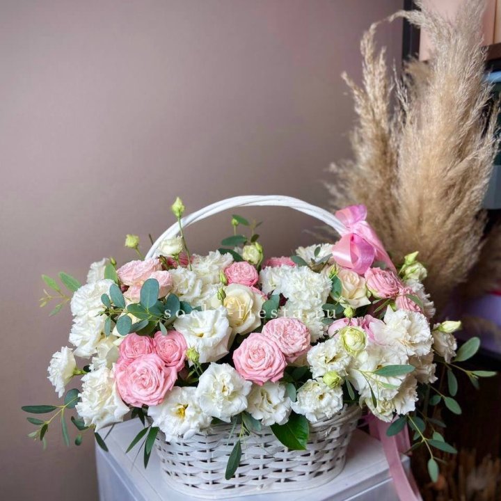 Цветочная корзина "Пинки вайт" в Нальчике