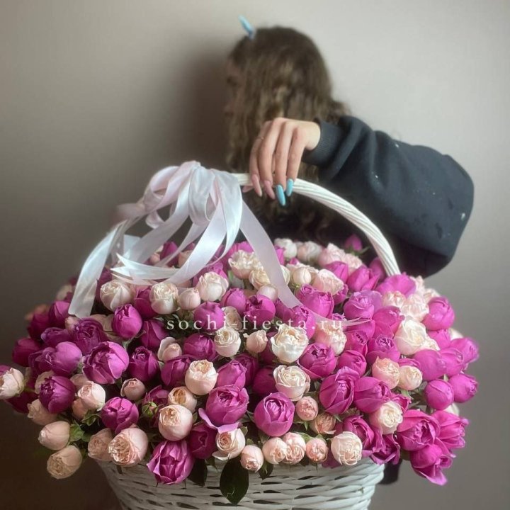 Премиум корзина пионовидных кустовых роз в Нальчике