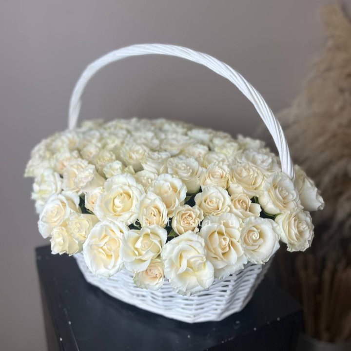 101 белая роза в корзине в Нальчике