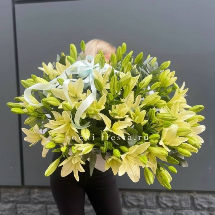Лилии в корзине в Нальчике