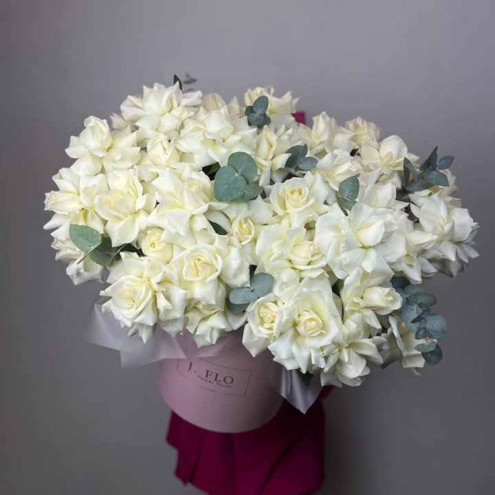 37 белых роз в боксе в Нальчике