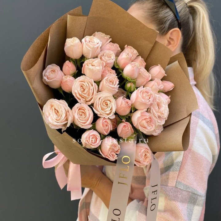 Кустовые розы Бомбастик в крафте в Нальчике