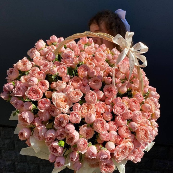 Корзина из пионовидных роз в Нальчике