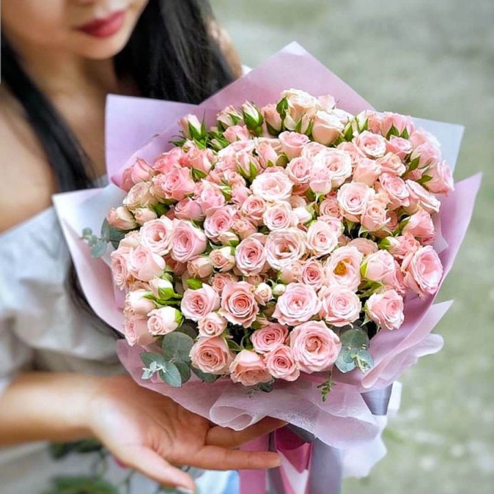 Кустовые розы с эвкалиптом в Нальчике