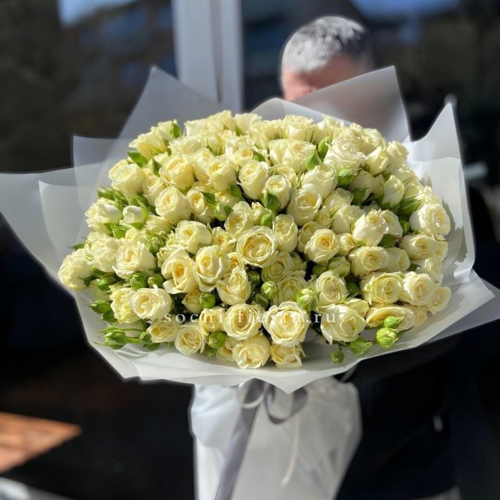 Белые кустовые розы 31 шт в Нальчике