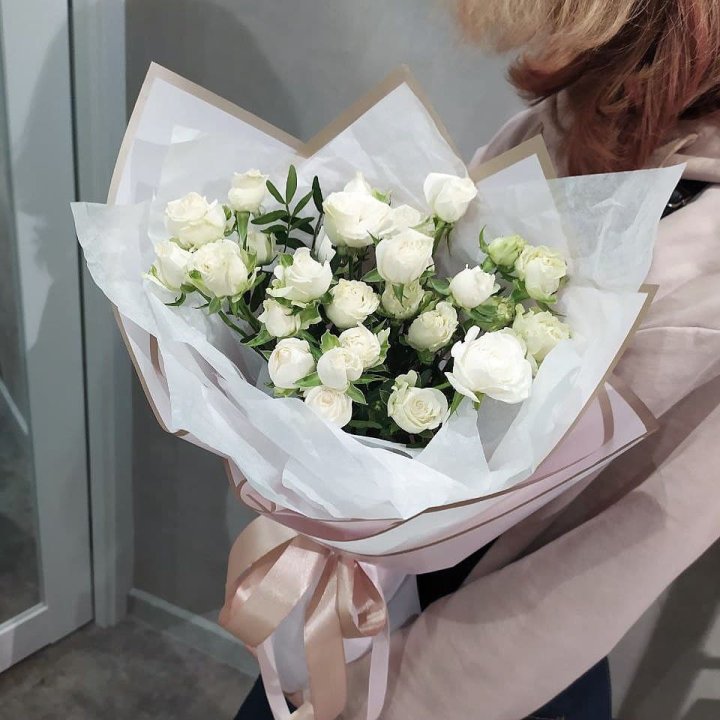 Белоснежные кустовые розы в Нальчике