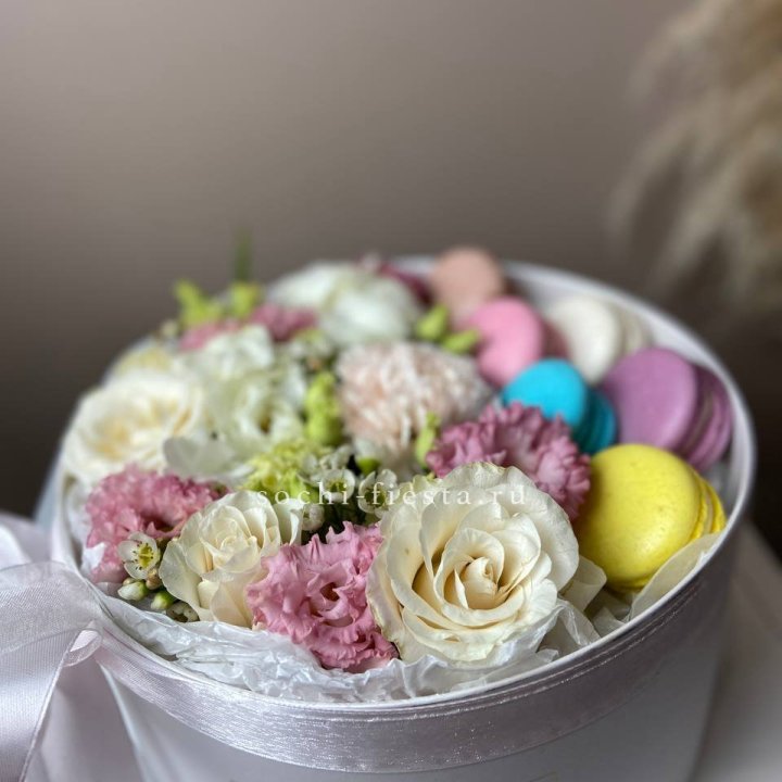 Цветы в цилиндре с макаронс "Прованс" в Нальчике