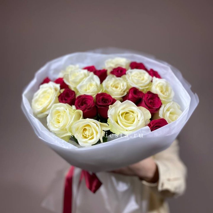 Букет их красных и белых 25 роз в Нальчике