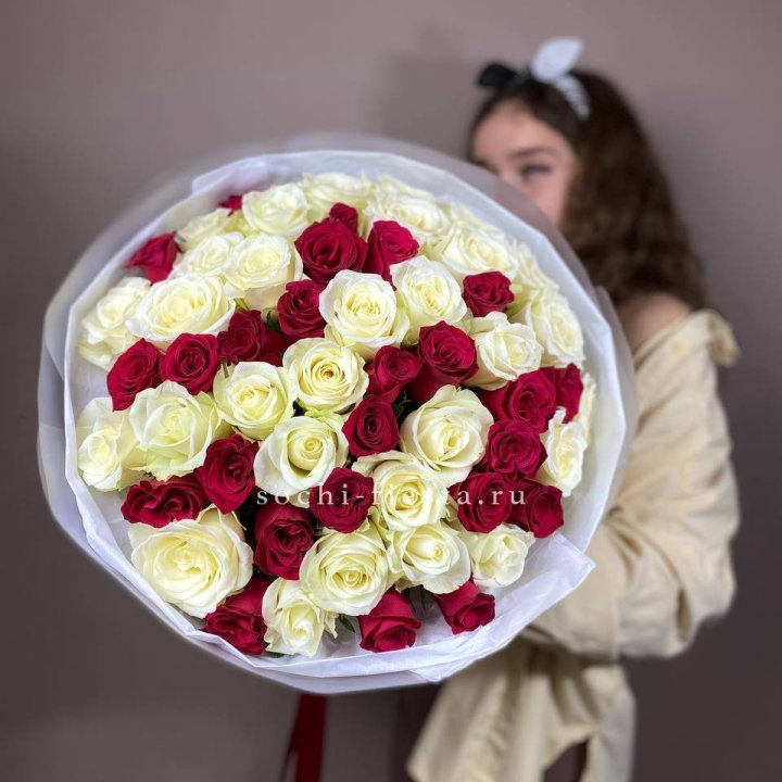 Микс из 55 роз в Нальчике