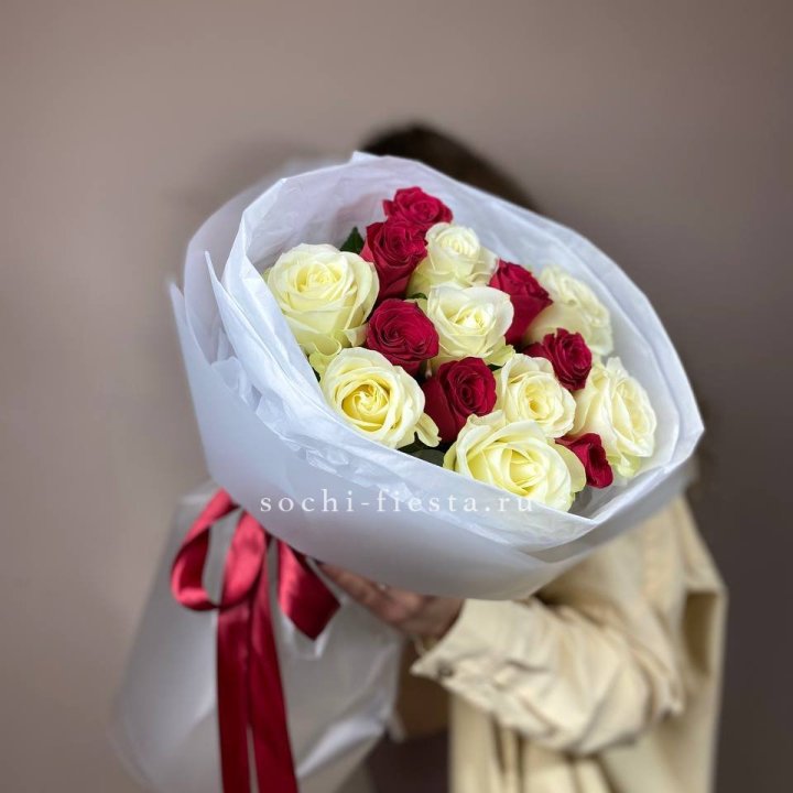 Букет из красных белых 15 роз в Нальчике