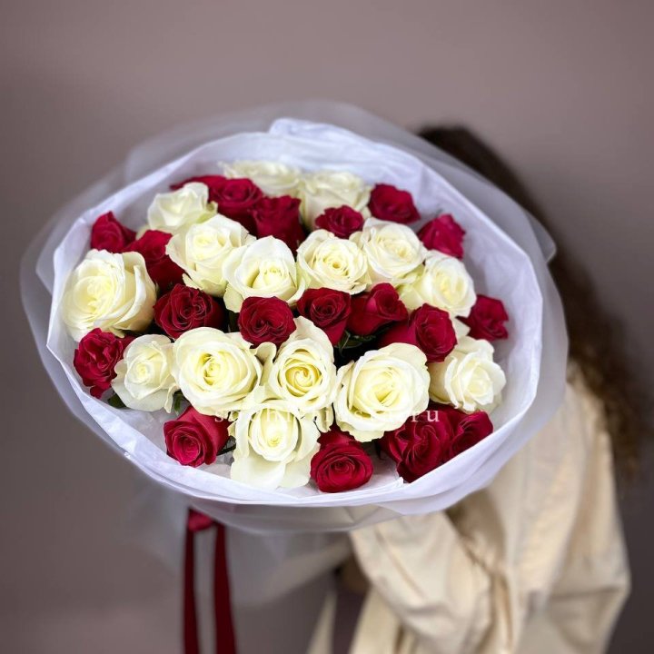 Букет из красных белых 35 роз в Нальчике